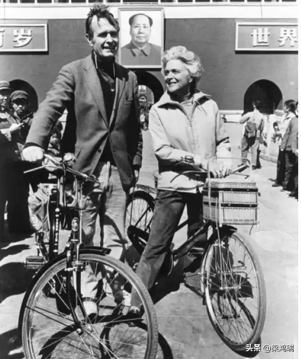 这张照片拍摄于 1974年 的北京天安门广场。 
照片中的人物是时任美国驻华联络