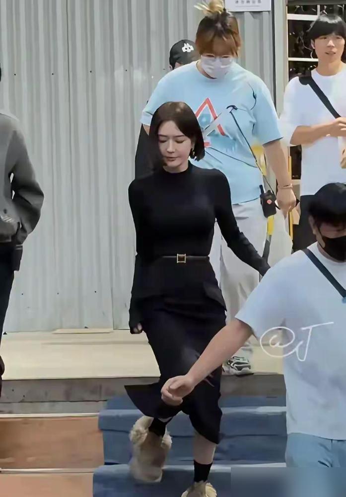 秦岚一把推开话筒拍着桌子喊谁不微整打个瘦脸针怎么了。你敢信这是女明星在聚光灯下掏