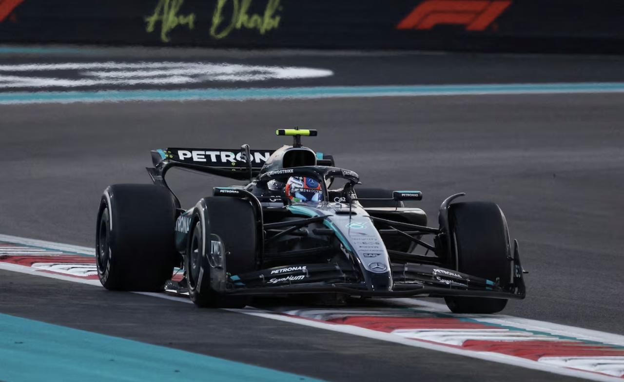 奔驰在银石赛道试新赛车，还与微软达成合作
在银石赛道的拍摄日上，两名赛车手驾驶2