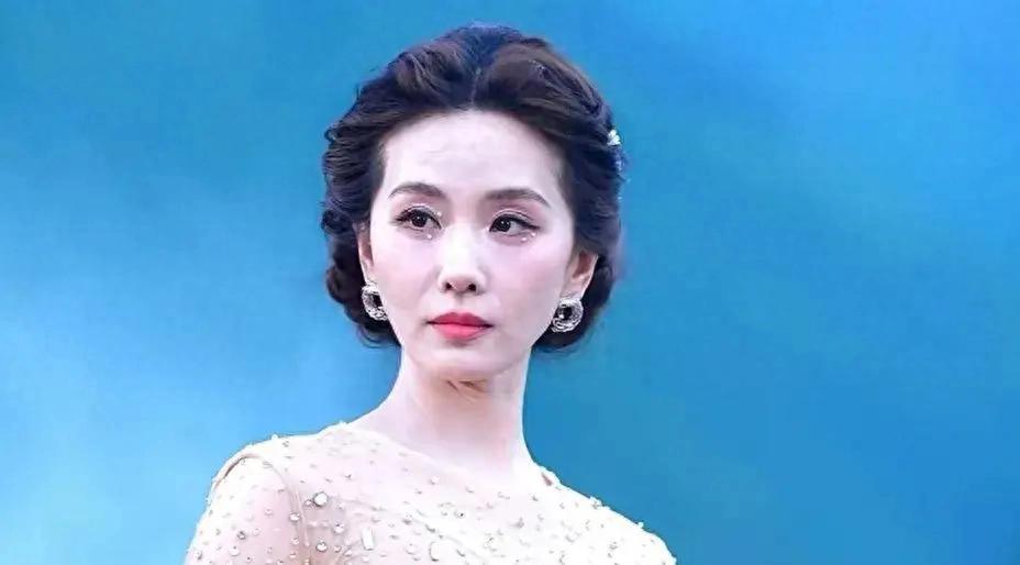 资本押了2个亿在她身上，她没去争番位，没去撕资源，而是信了一个化妆师的话，往自己
