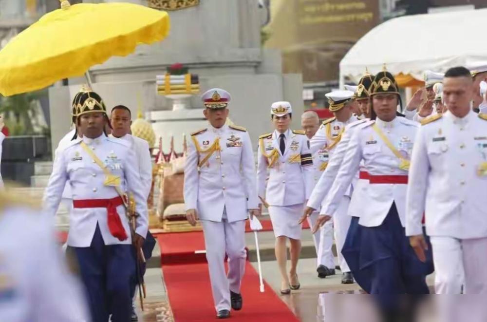 天呐！昨天刷到泰王来北京的接待视频，直接被开门的兵哥哥帅到捂嘴！11月13日泰王