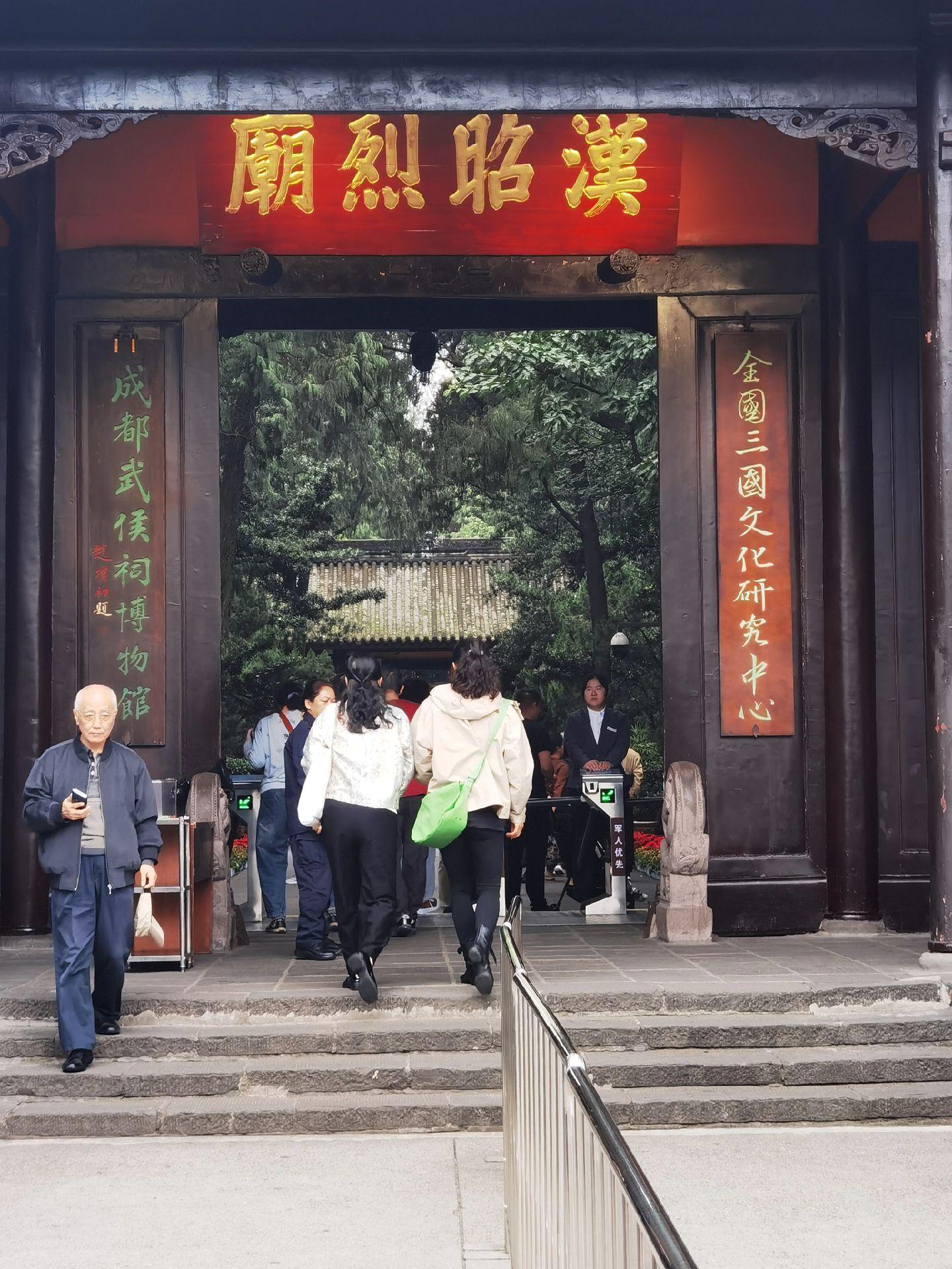 隆中对，出师表，壮志未遂，长使英雄泪。 三顾堂，梁父吟，遗址尚在，想见古人心。