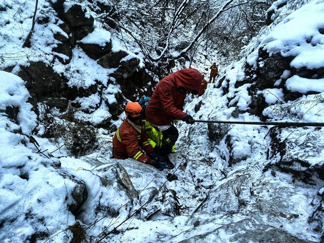生命当儿戏，偏向险境行，害苦救援队，自费1万多！
两名任性“驴友”违规进入北京门