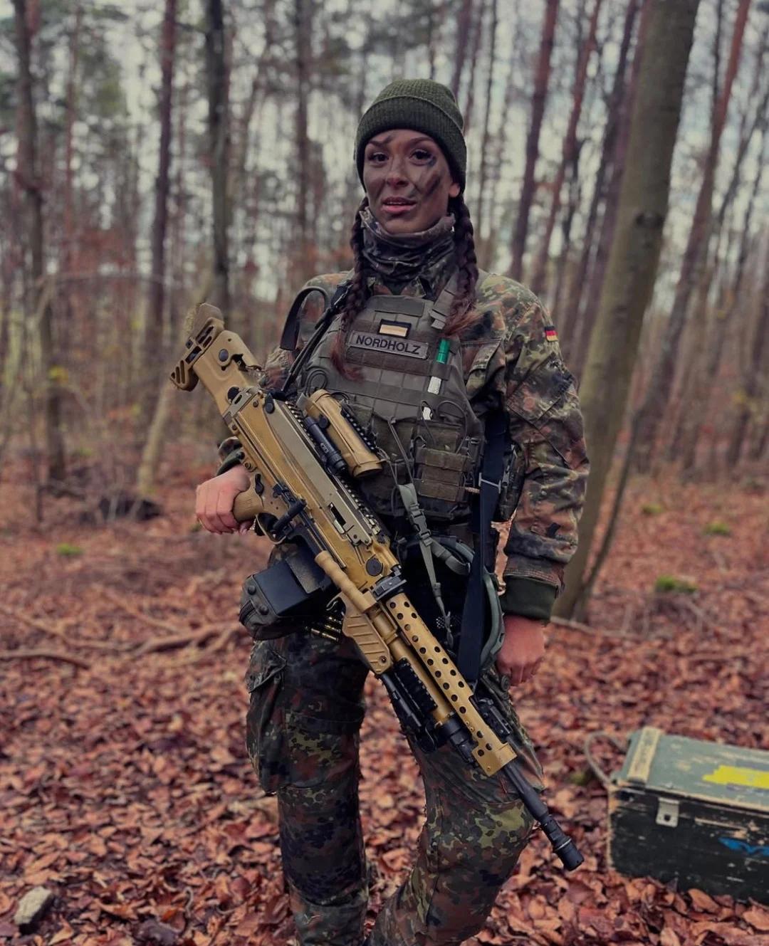 德国女兵与MG5 5.56毫米轻机枪