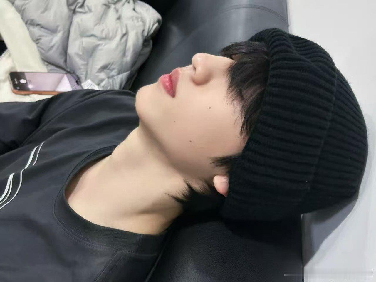 张桂源怼脸侧颜杀 张桂源毛线帽 求给张桂源的脸上保险！！居然如此完美 毛线帽➕冷