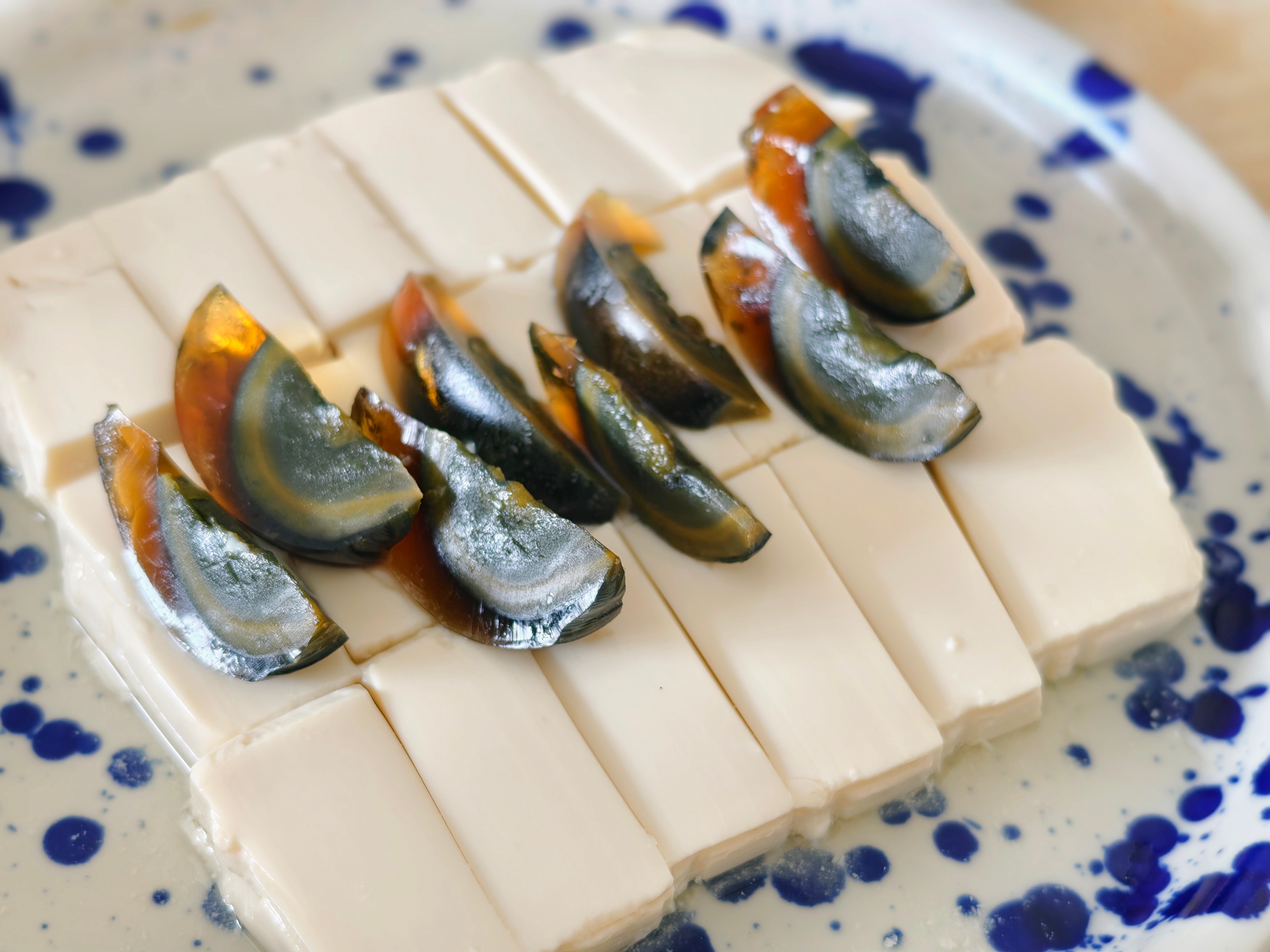 今天大美做的虾滑捞饭量产了。中午她做了 4 人大美日常 份，除了我们仨，还要打包