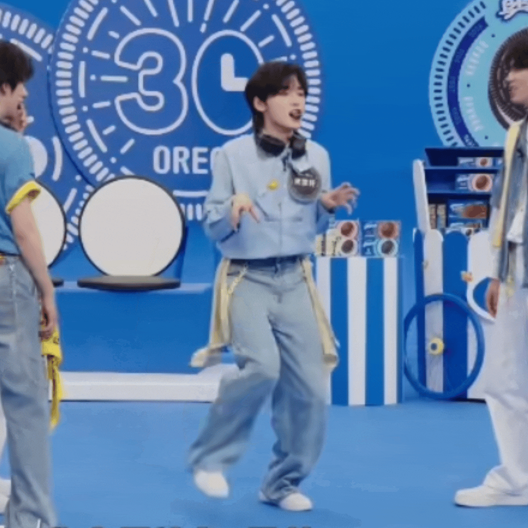 宋亚轩演的霸王龙是内八宋亚轩模仿霸王龙  宋亚轩模仿霸王龙真的好可爱啊 ​​​