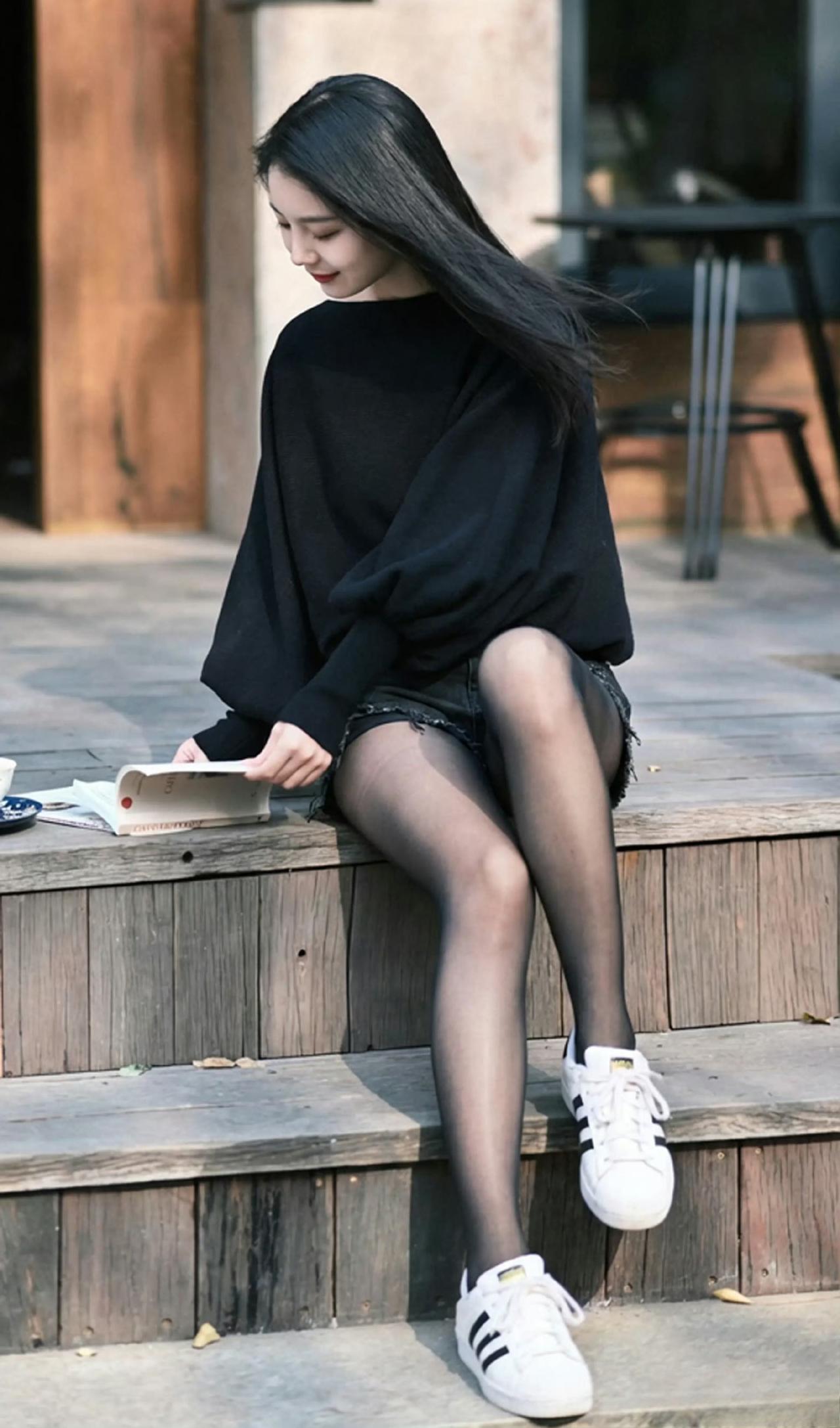 这套穿搭是“甜酷松弛感”的绝佳示范！黑色泡泡袖毛衣自带慵懒氛围，破洞牛仔短裤添了