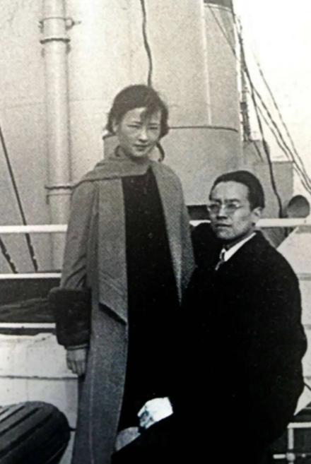 1955年3月31日晚上，林徽因病危，护士把住在隔壁的梁思成搀扶过来，梁思成坐在