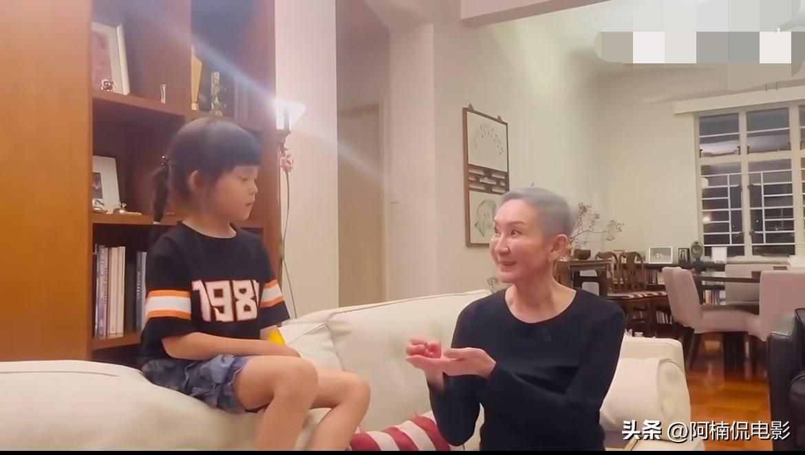网传一段视频里，施南生温柔耐心教导尔冬升的女儿Teresa，举止优雅，眼底满是对