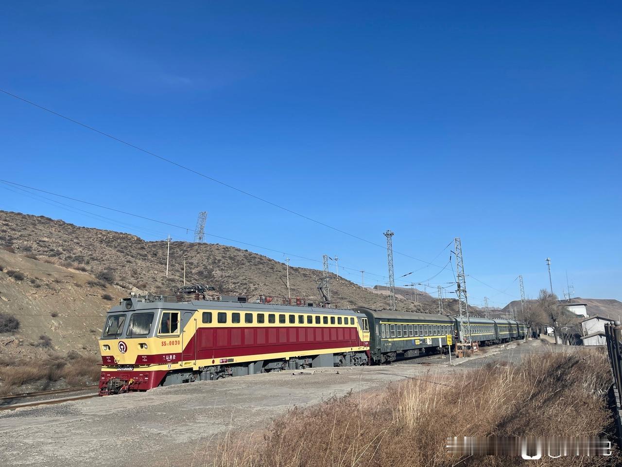 银川～汝箕沟的“石炭井”旅游号列车，现在涂装是不是已经更换了？2020年去的时候