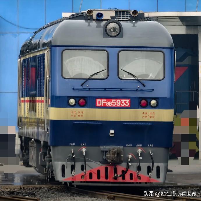 图为最新编号的东风8B型内燃机车在资阳机车厂建造完成，于2026年1月出厂，编号