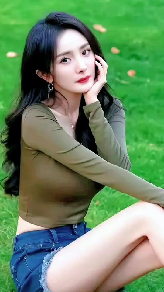 杨幂的确有清纯的一面
    
    早期的她，双眸清澈而灵动，笑起来恰似邻家