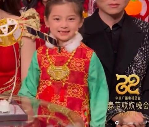 黄亦玫你女儿上春晚了 妹妹好敬业啊，在旁边一直对着镜头点头，反正情绪价值是给满了