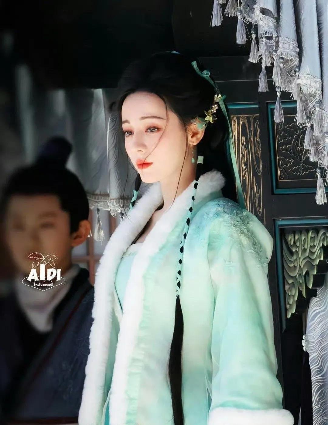 迪丽热巴 陈飞宇 公主抱路透迪丽热巴陈飞宇公主抱➕对视路透，氛围感直接拉满！