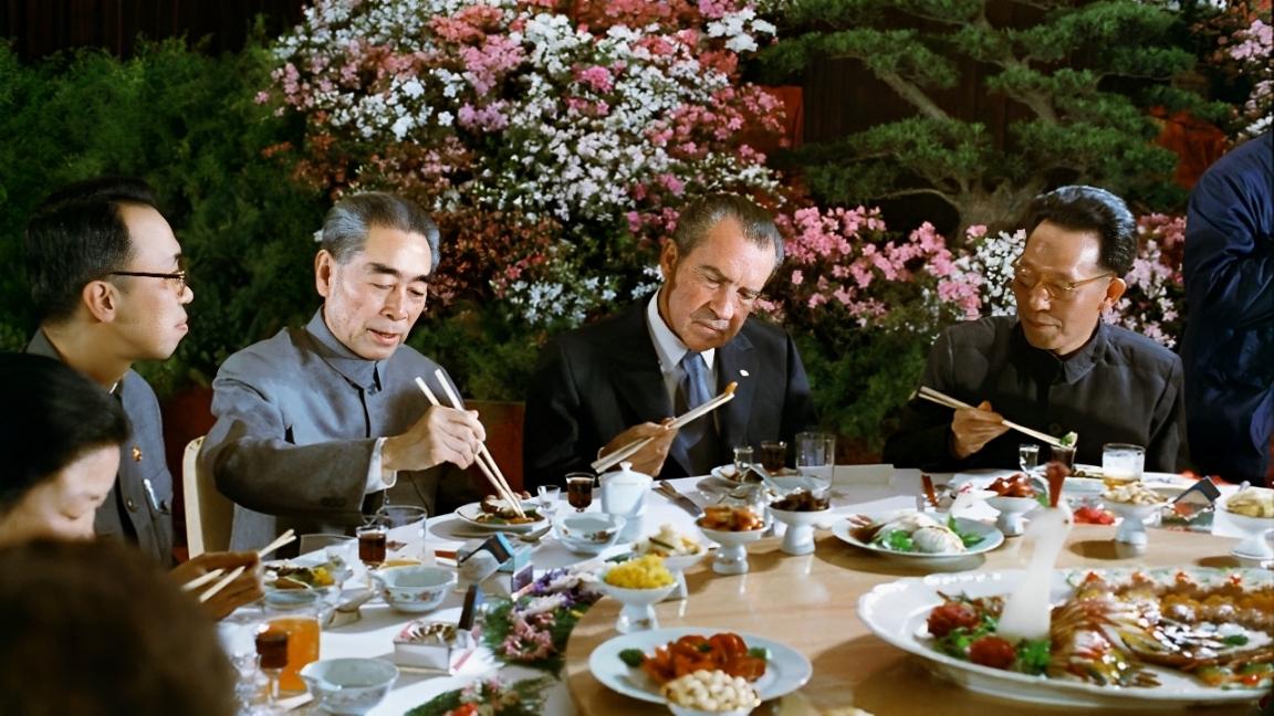 照片中1972年2月21日，尼克松访华的“国宴”，周恩来总理和尼克松总统坐一块儿