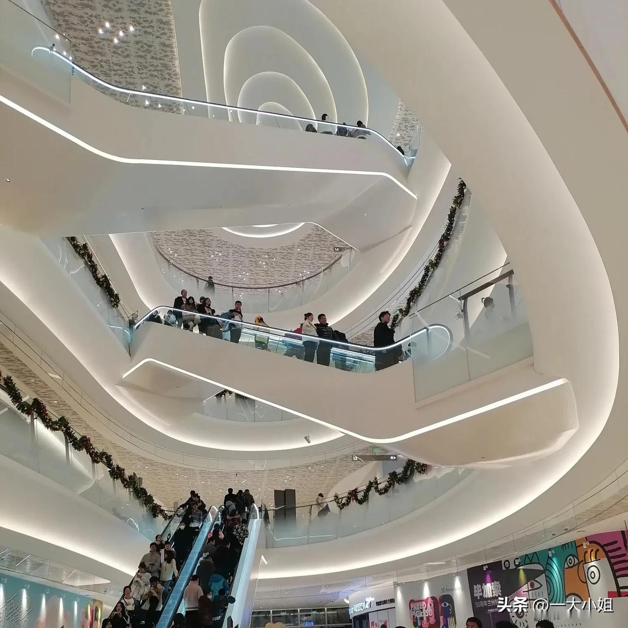 女人天生爱做梦也爱八卦，
但，一切日子的本身会写在脸上，
幸福是装不出来的无法掩