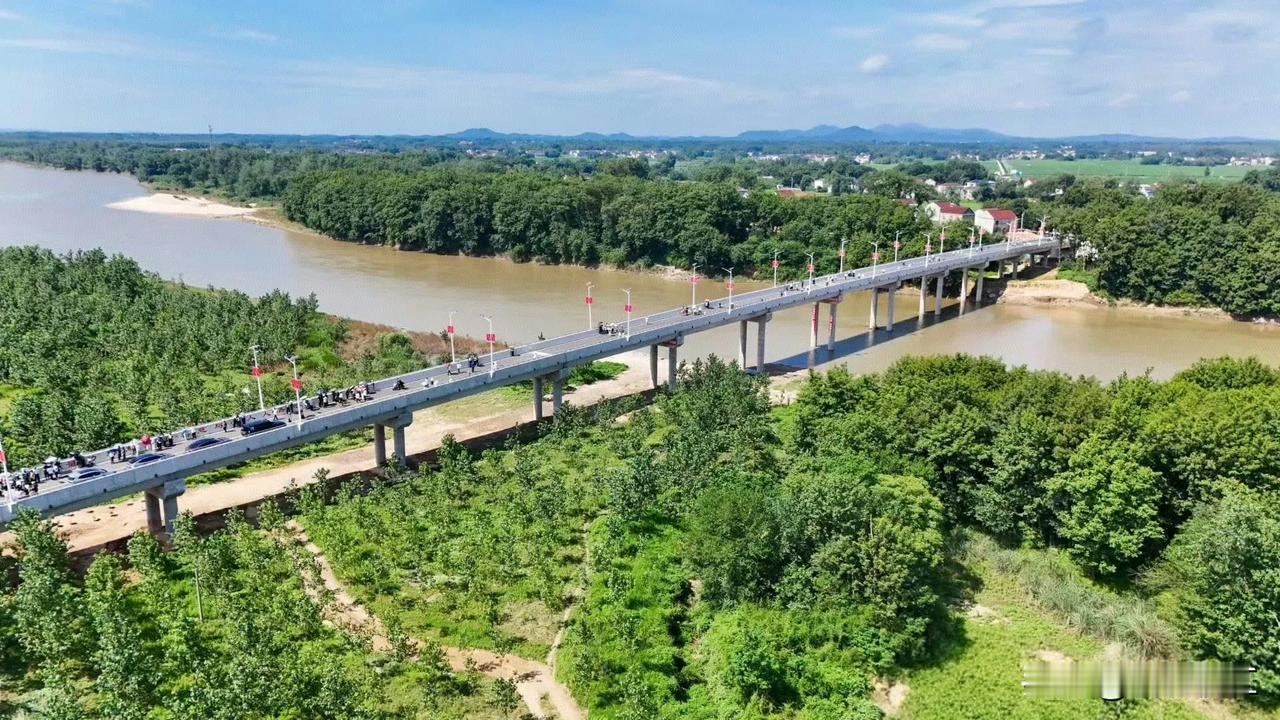 爱心桥连通家乡路！三只羊集团捐建“三羊同心大桥”今日正式通车，卢文庆携大小杨哥亮