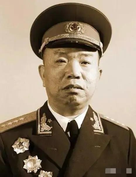 1952年，王树声在商店买东西时，突然感觉售货员有些熟悉，他想了想后，暗道：“当