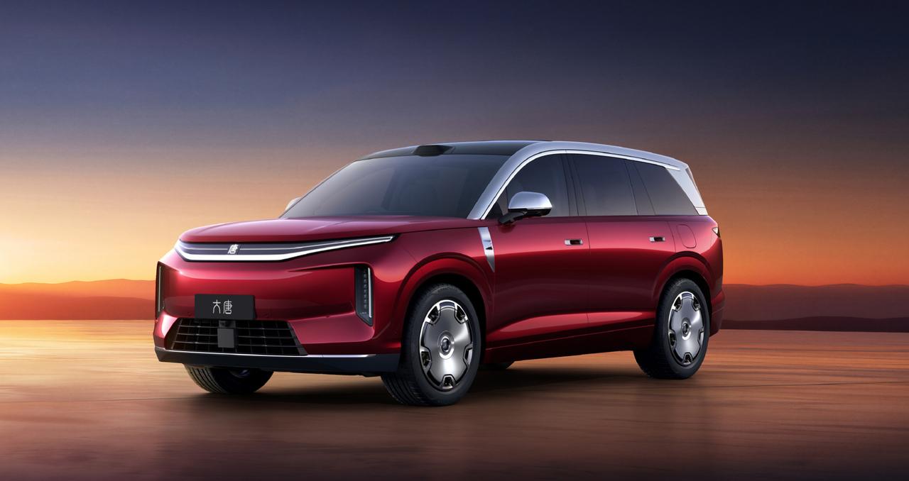 比亚迪大唐内饰发布了，第一眼看上去很简约，挺贴各年龄段用户审美，副驾屏、二排小桌