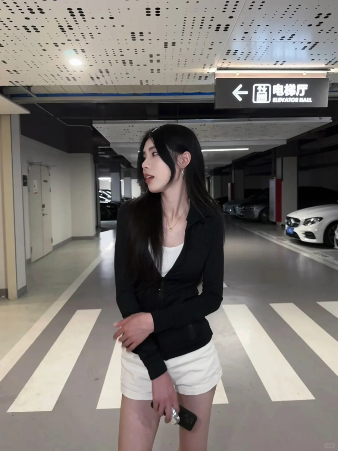 我以为我是被扔掉的烟头 直到你说我是烟花