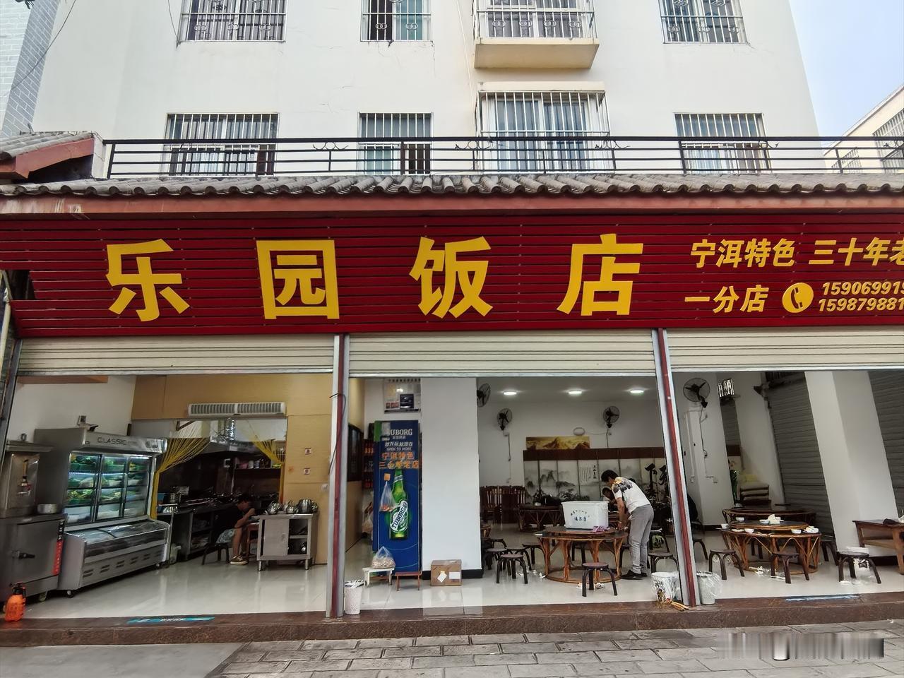 下午路过宁洱水湾公园，傍晚时分正值饭点，我的肚子开始咕咕作响。我沿着路边寻觅吃食