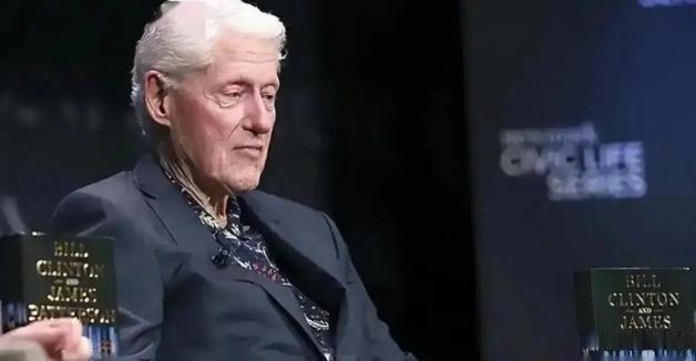 美国最近舆论大转向，疯狂攻击克林顿，批评他当年搞全球自由贸易，帮着跨国公司和华尔