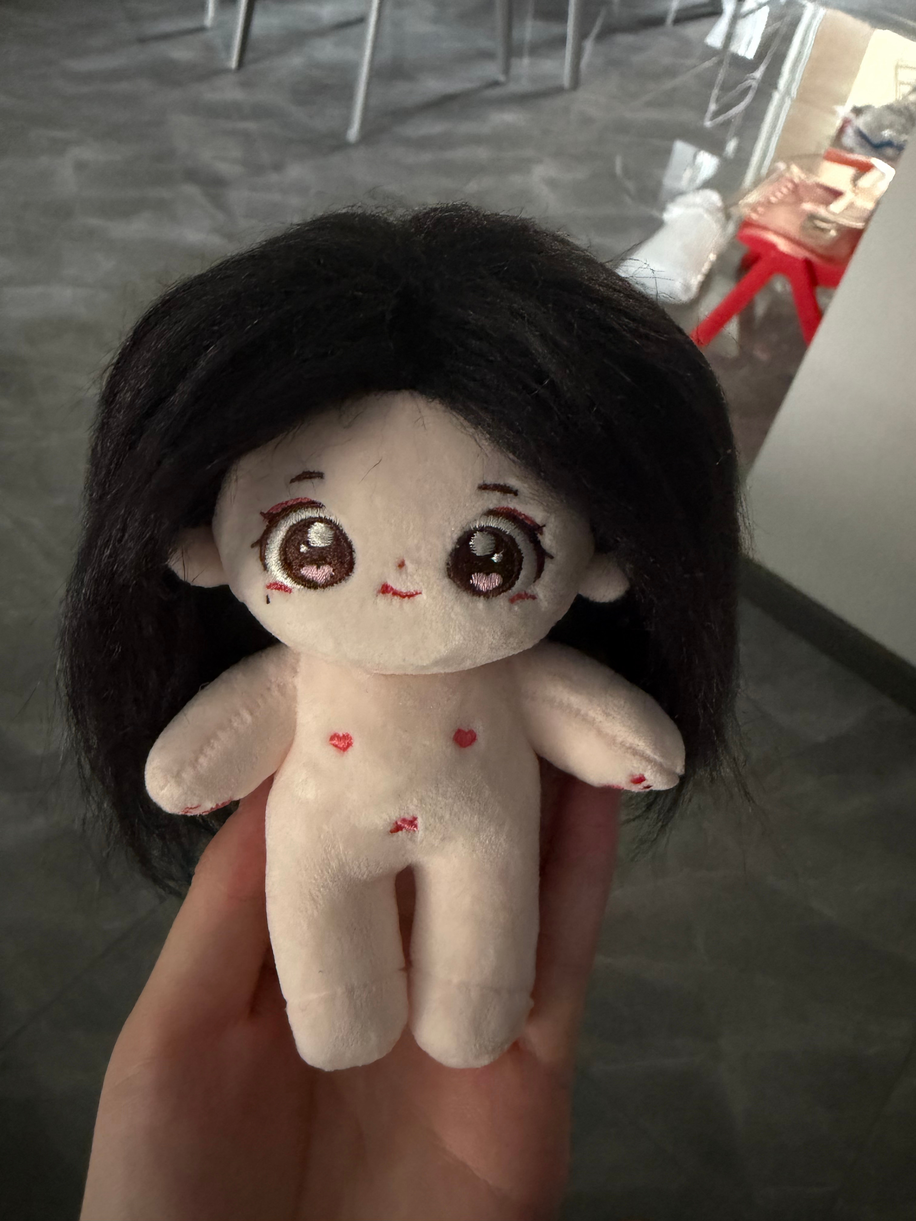 提问：怎么给黑巧剪头发 