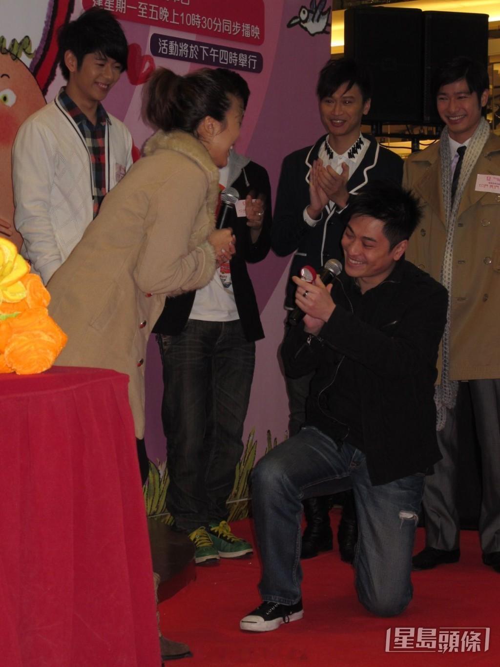 星岛：前TVB上位小花11年婚姻亮红灯？与老公合照绝迹 晒母子合照泄心声：只有我