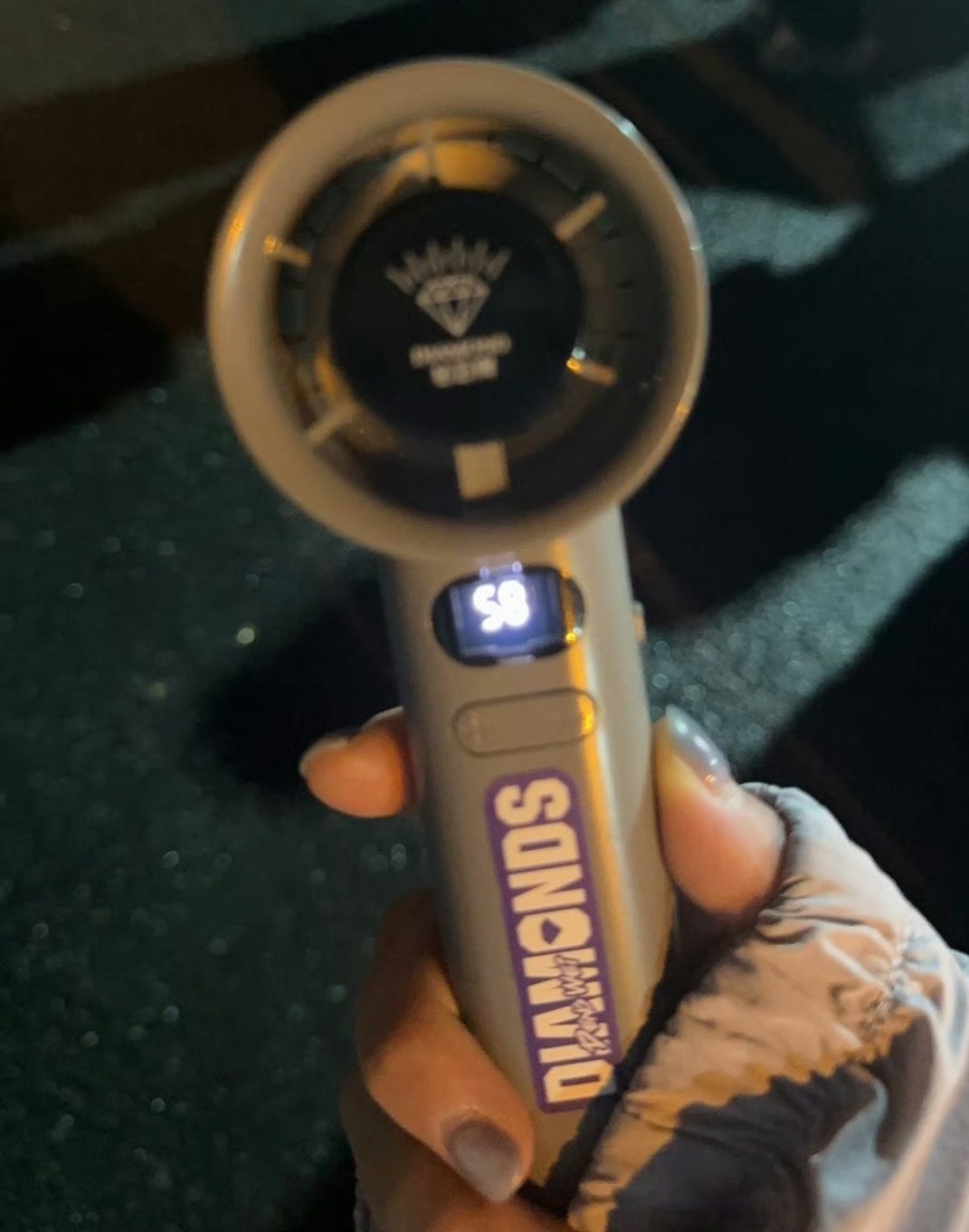 老公手上拿的是钻石牌的小风扇！！！ 