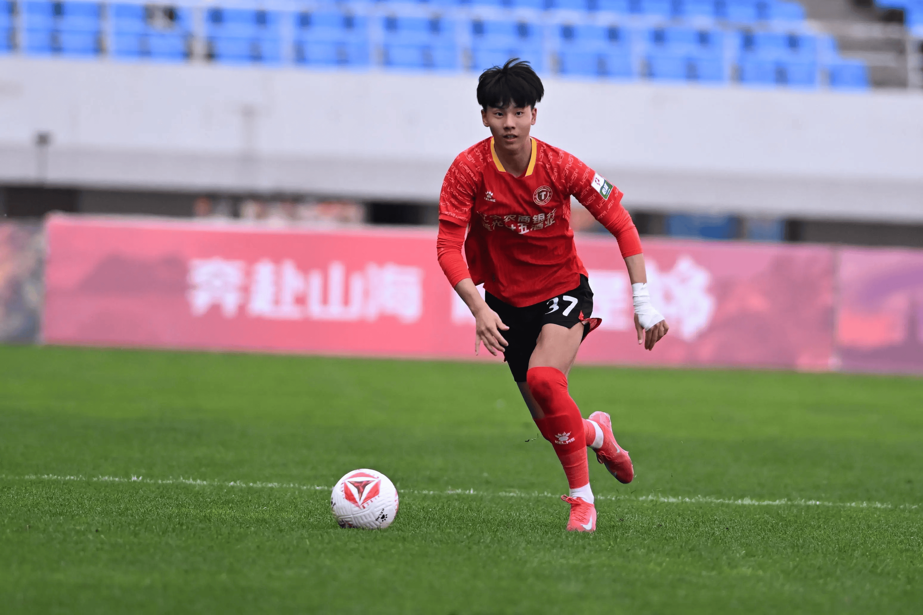 德转：伯恩利从辽宁铁人免签张家鸣，再将他租借沃日多瓦茨