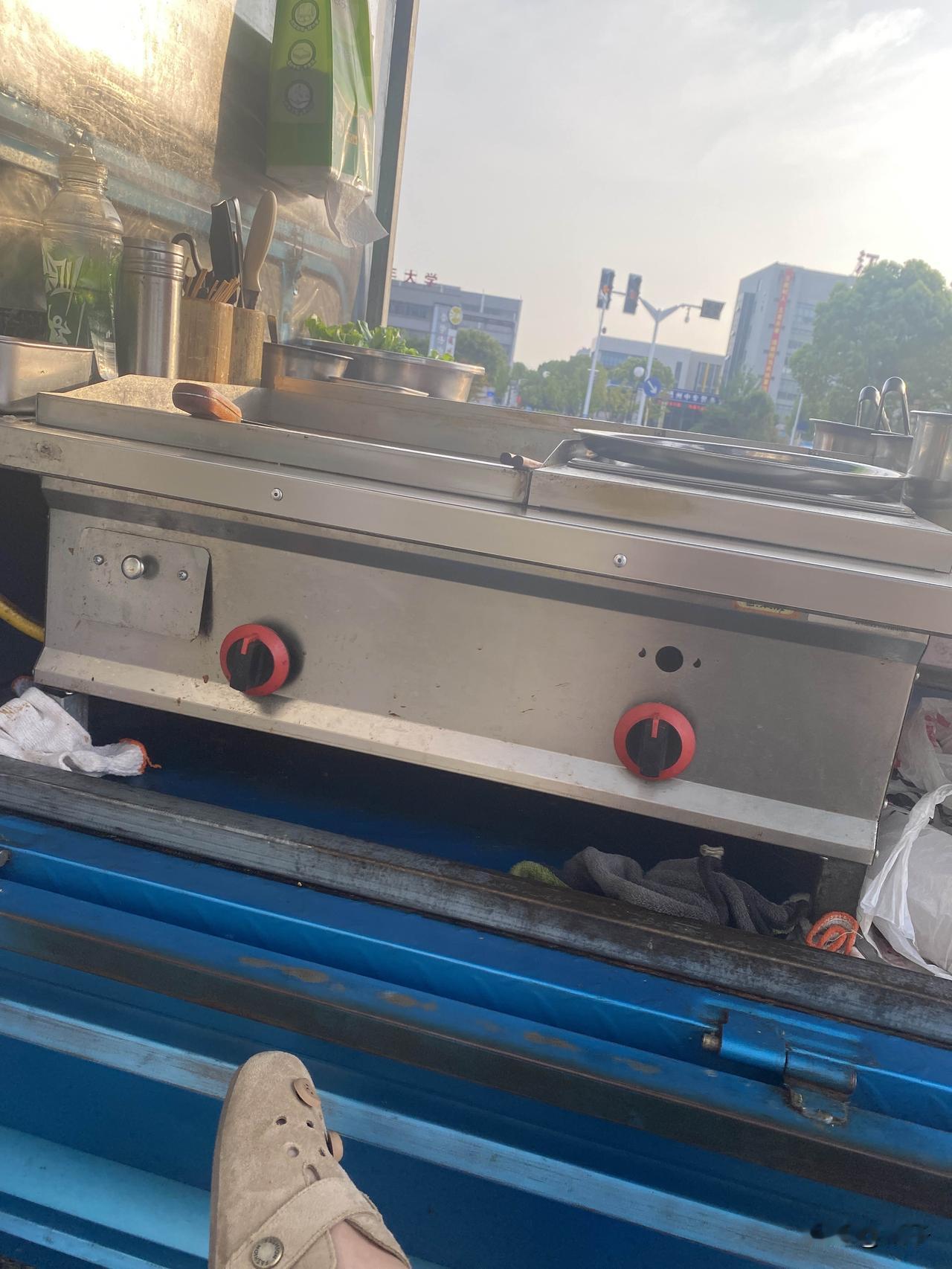又是早起的一天，今天早上摆摊收入一百九十四块钱，除掉成本，还不够一天的菜钱，还有