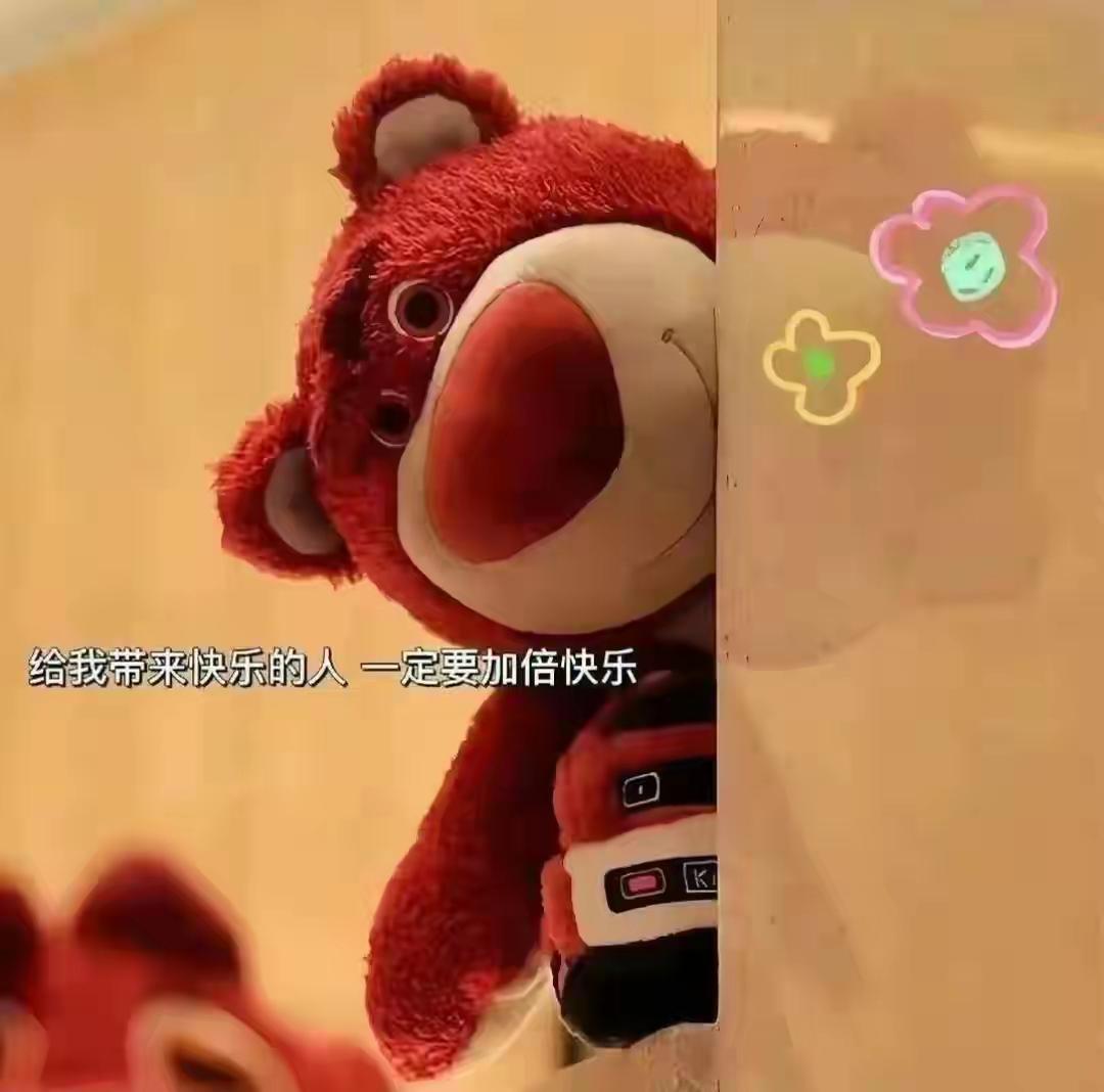 迎着热烈的风，
和琪同学打羽毛球。

回来的路上，
手中的空饮料瓶，
敲了敲肚子