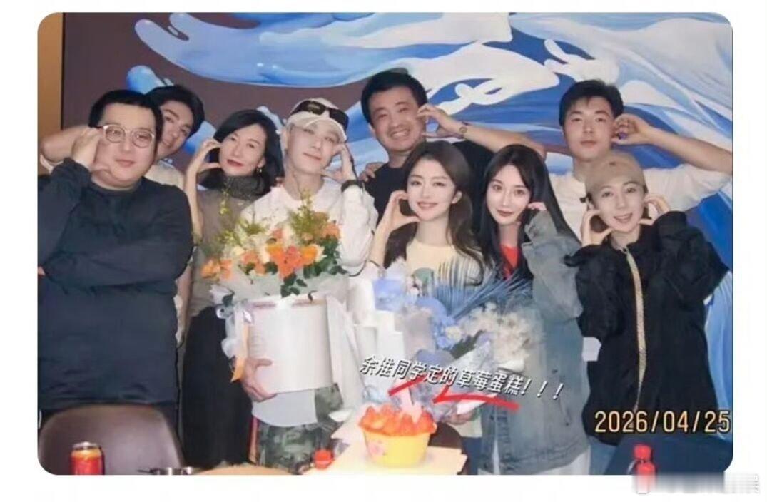 刘昊然送王栎鑫的蛋糕刘昊然真的没必要揪着蛋糕贵不贵反复讨论啊。朋友之间互相送礼物