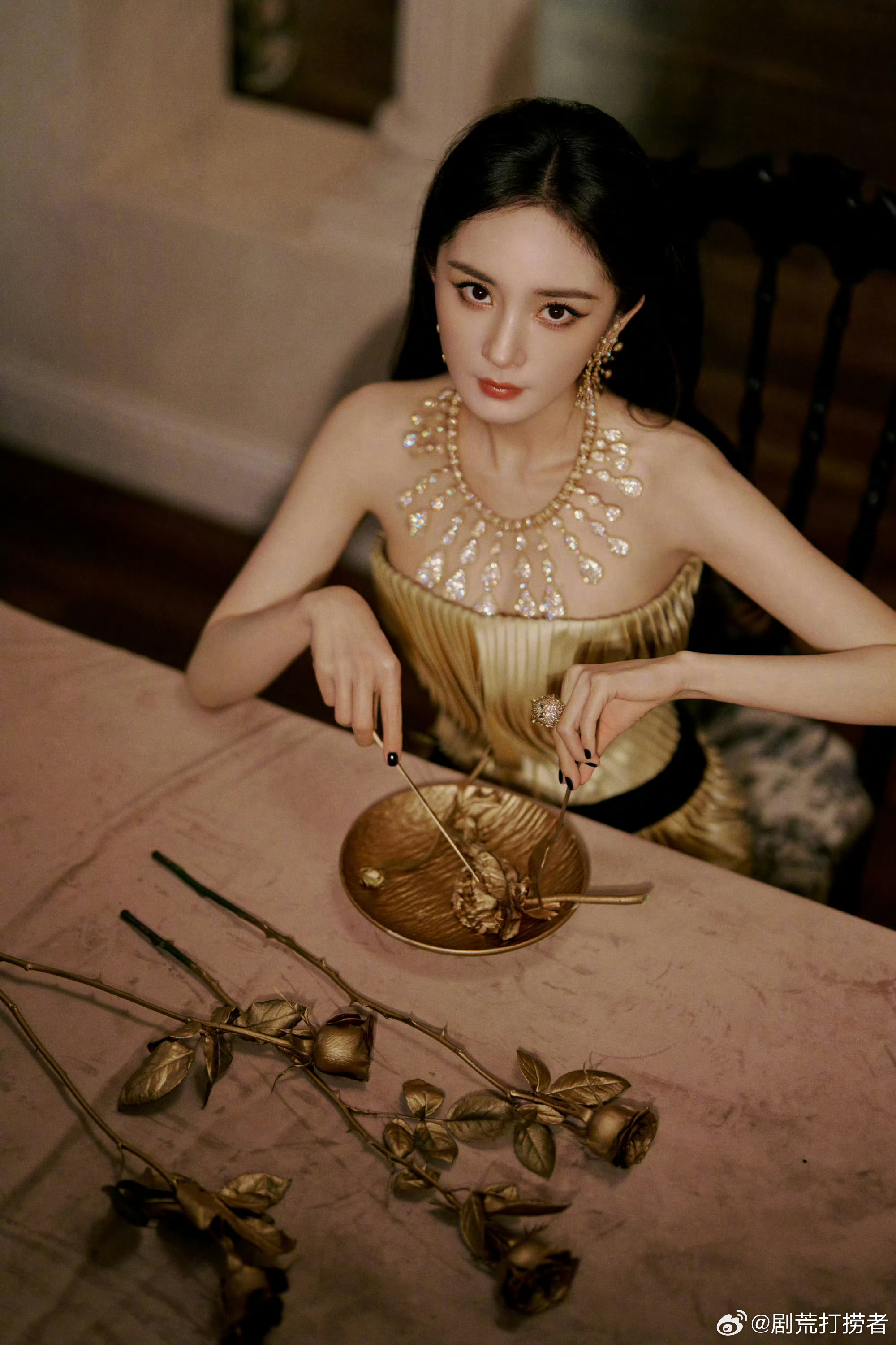 杨幂刘亦菲VOGUE出图杨幂果然是话题女王… 知道谁火蹭谁[泪奔] ​​​