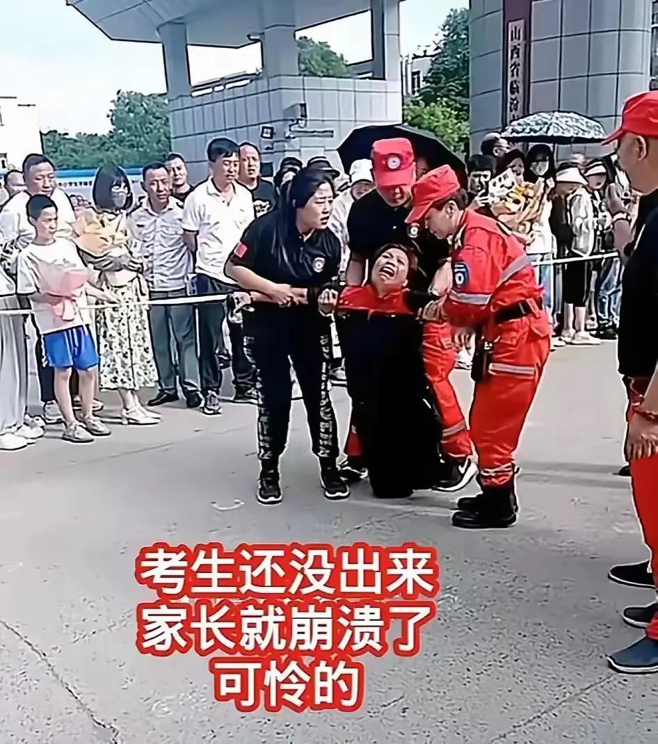 考生妈妈号啕大哭，我们不知道这考生的妈妈为什么在考场号啕大哭，看她哭的如此厉害，