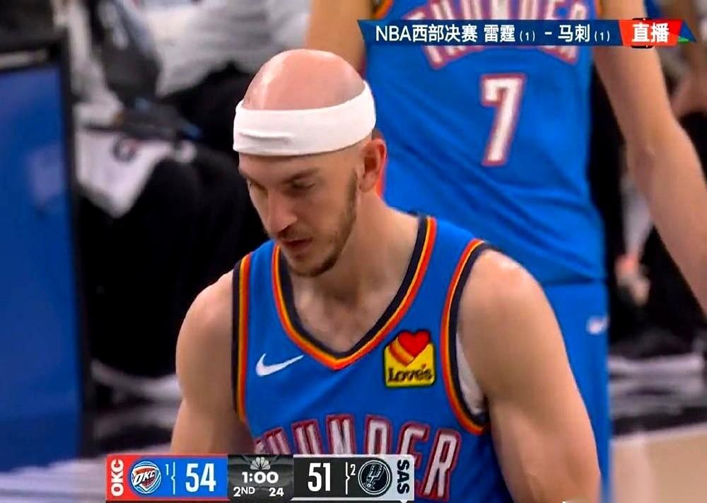 第二节刚打没几分钟，那个2米24的巨人拿球强攻，可你猜怎么着？卡鲁索一个矮身，像