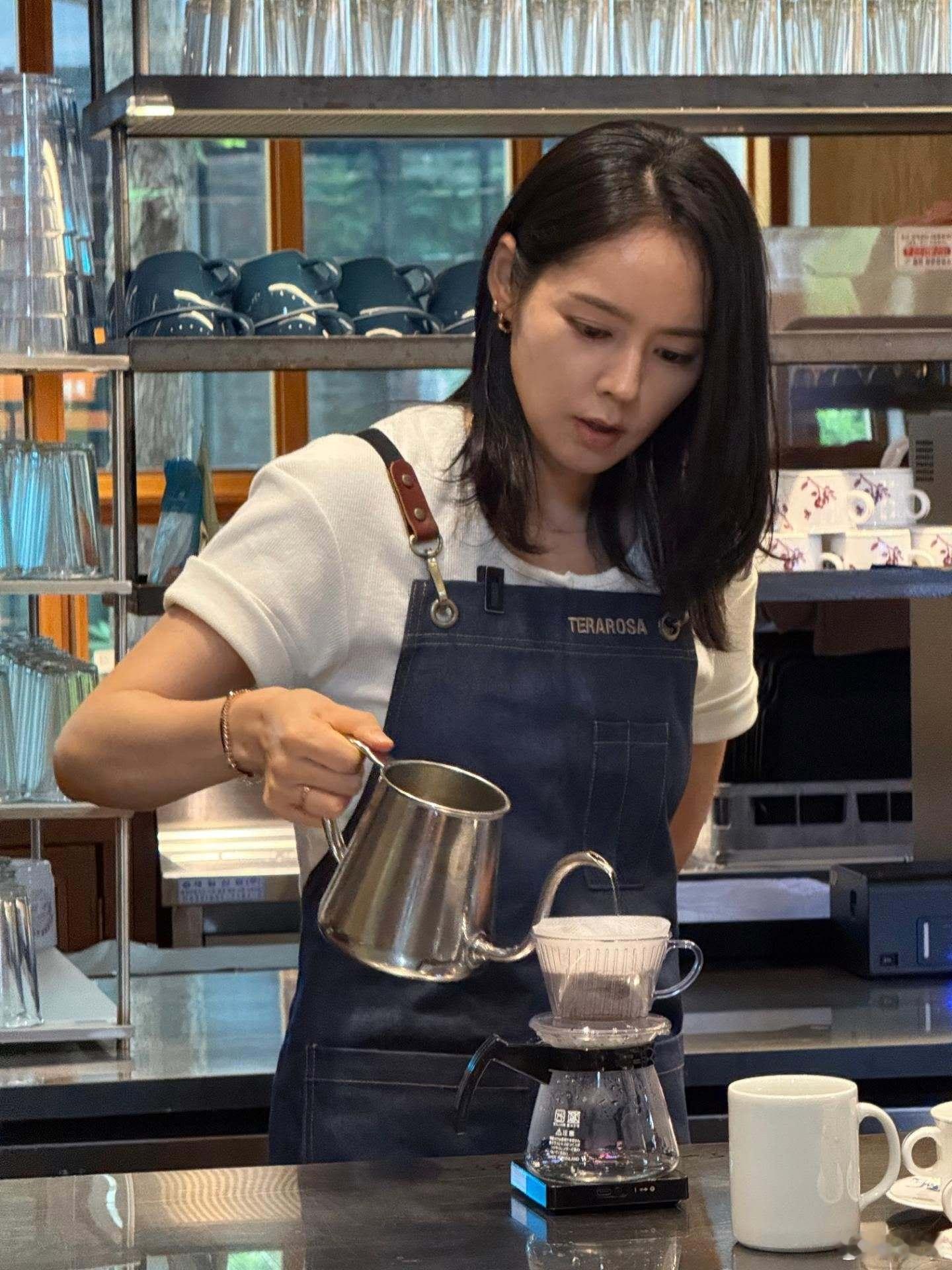 韩佳人近期咖啡活动照，在无滤镜下也美得很客观。 