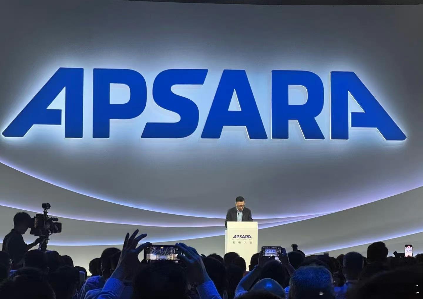 #吴泳铭称AI最大的想象力是改变物理世界##吴泳铭称AI最大的想象力不在手机屏幕