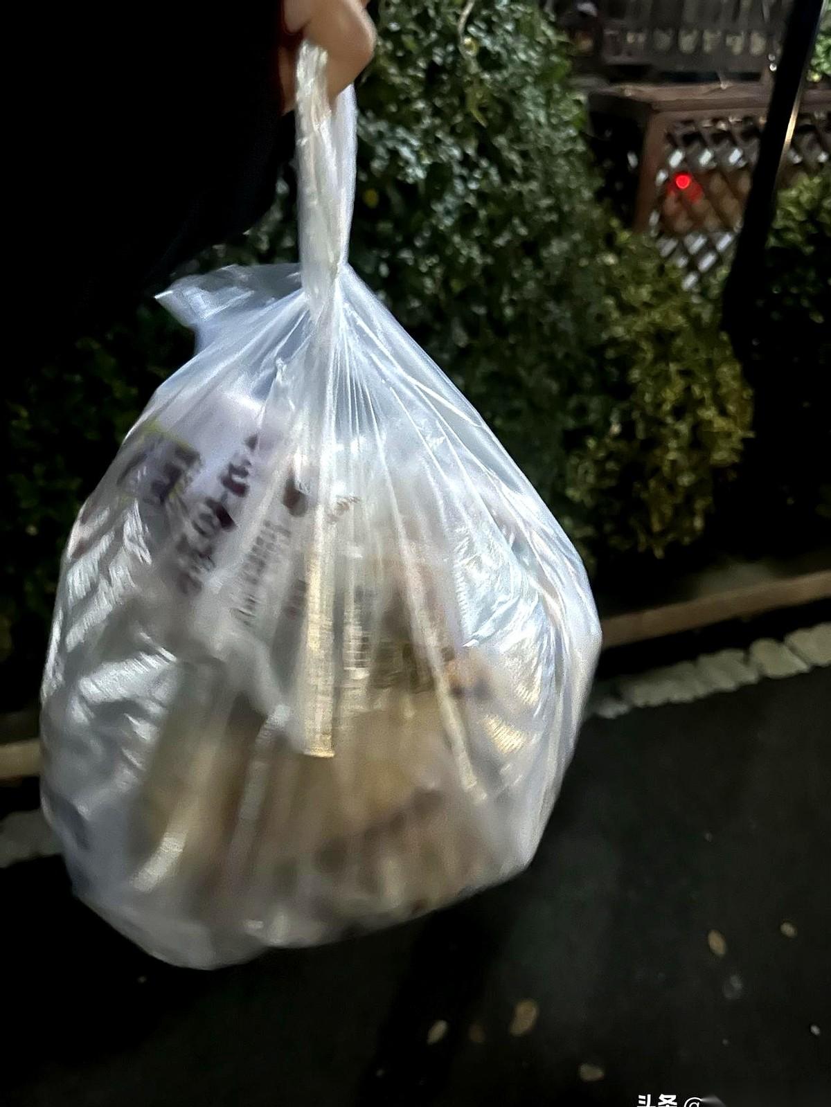 我跟你讲，这世界有时候真的让人看不懂。
我们小区有个大姨，天天跟年轻人似的，在垃