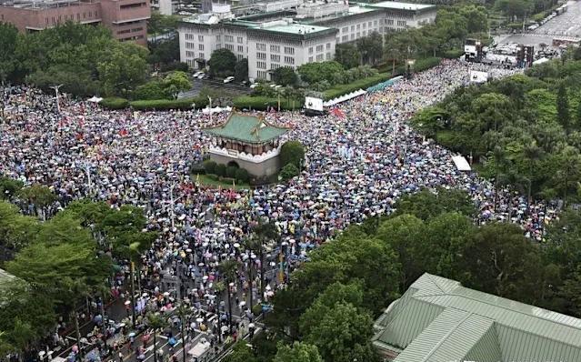 为什么台湾“青鸟”群体女性占多数？
多家台媒实地统计，线下集会、网络出征的青鸟（