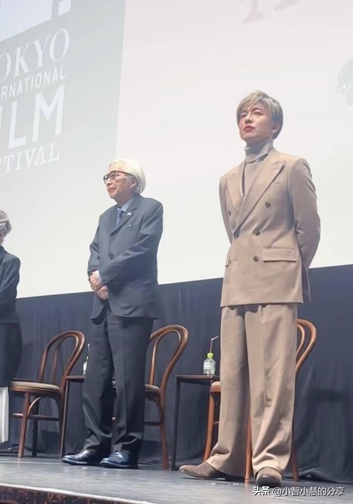 这位穿着浅咖西装的男明星年轻的时候曾是比张东健都要帅气的一个人，怎么现在年龄大了