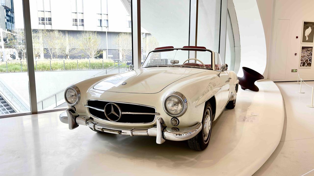 在深圳湾文化中心看到了白色的奔驰190SL和比亚迪车模墙，像腾势D9、秦、仰望U