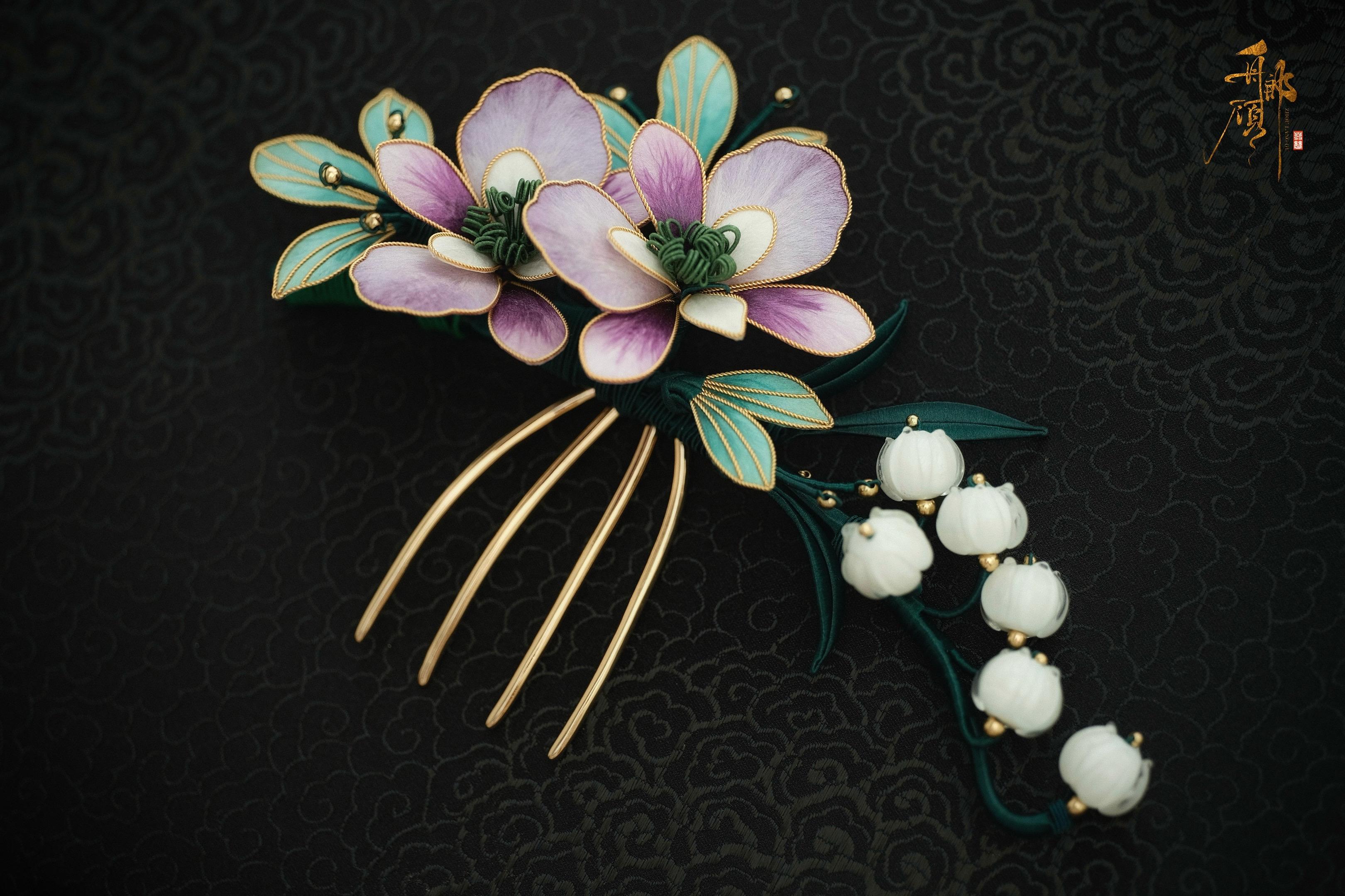 「 双 生 花 语 」。一株似蝶停驻，一簇如铃轻摇，共织一场花间幽梦……