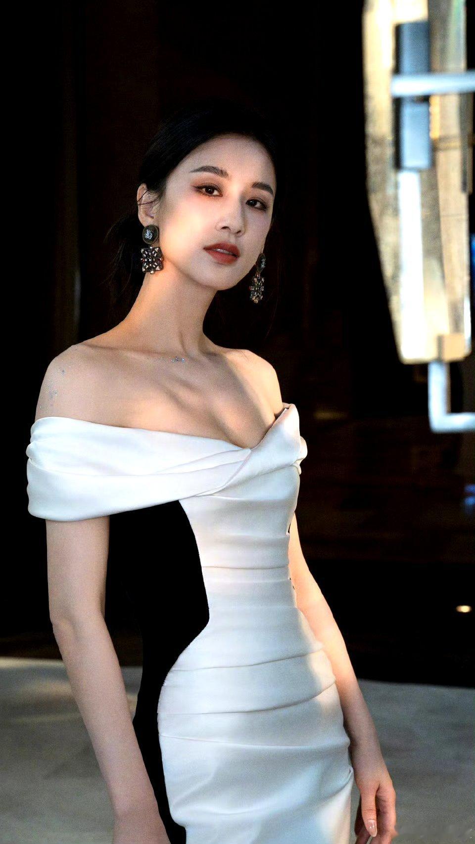 #黄圣依脖子纹身#爱到心子里才会刻在身上吧 ​​​