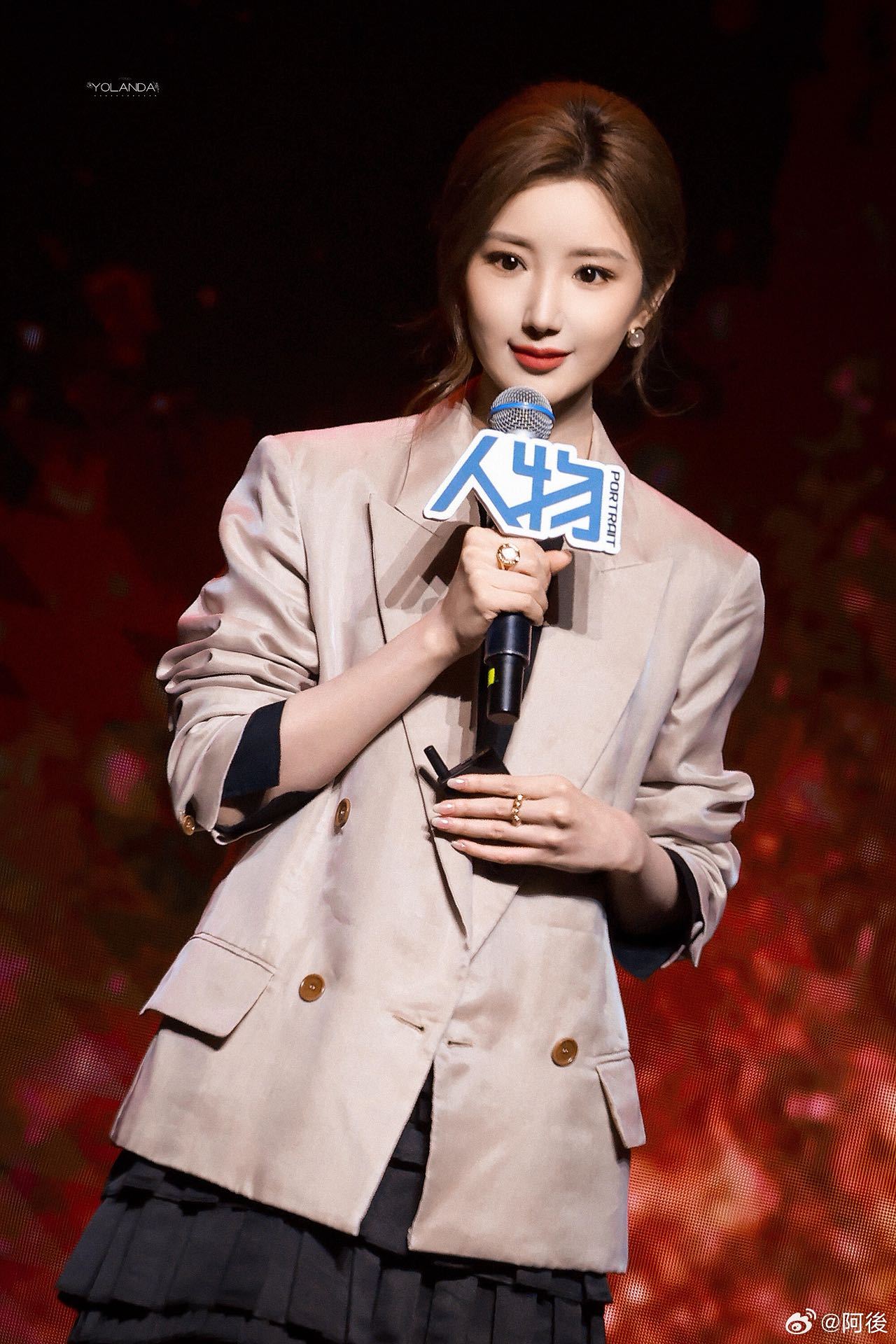 毛晓彤这组完全妈咪级别 被毛晓彤美到睡不着😱浅色休闲西装搭配黑色连衣裙真的太有