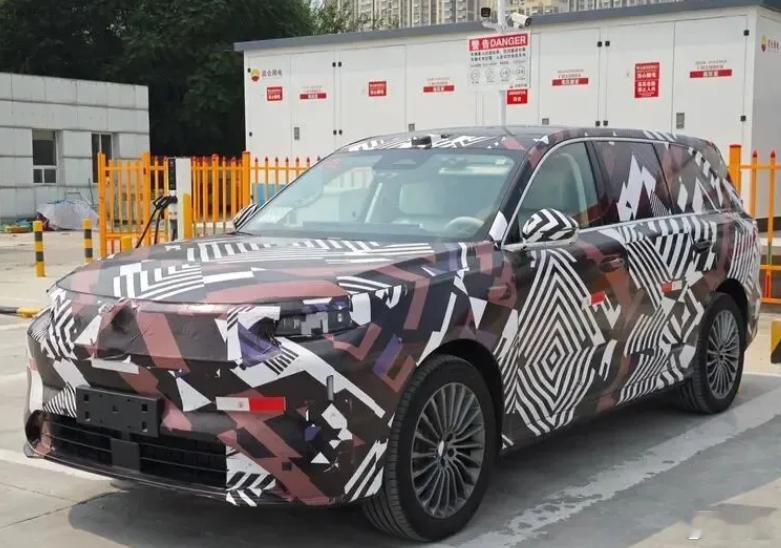 长城全新的归元平台的首款量产车谍照曝光。目前看应该是一台六座的插混大型SUV，有
