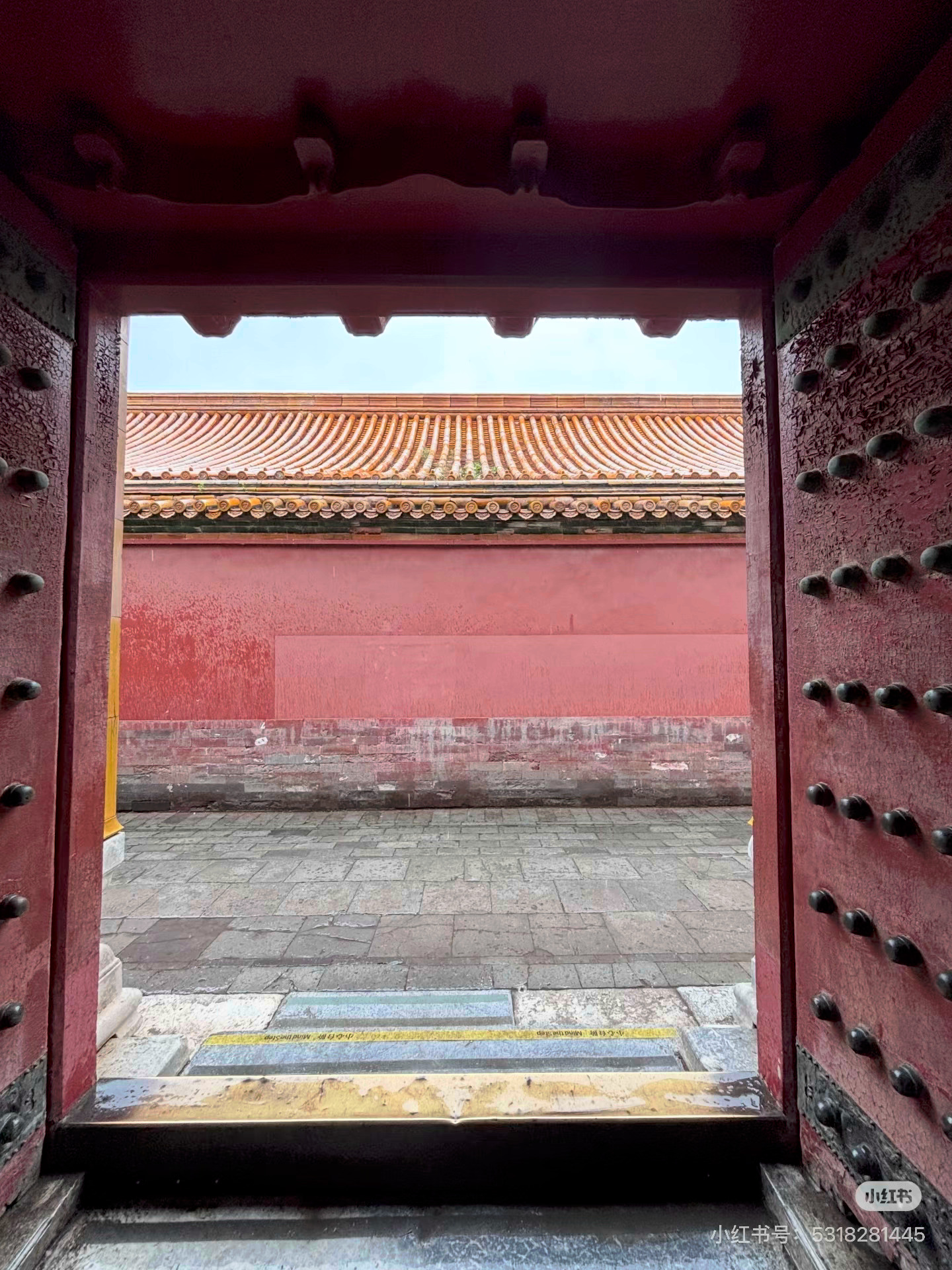 这是冷宫的大门，我真的不敢想在冷宫里面的妃子看不到外面的世界，只能看到这一寸小方