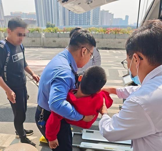 《男童突发疾病晕厥 泉州站启动应急响应机制 16分钟完成生命紧急救助》危急时刻，