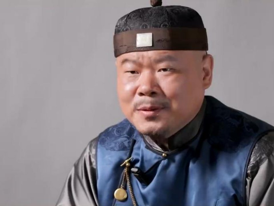 初看这部电影时，只觉得该影片与之前的唐探系列风格不太像，不怎么搞笑，反而看的沉重